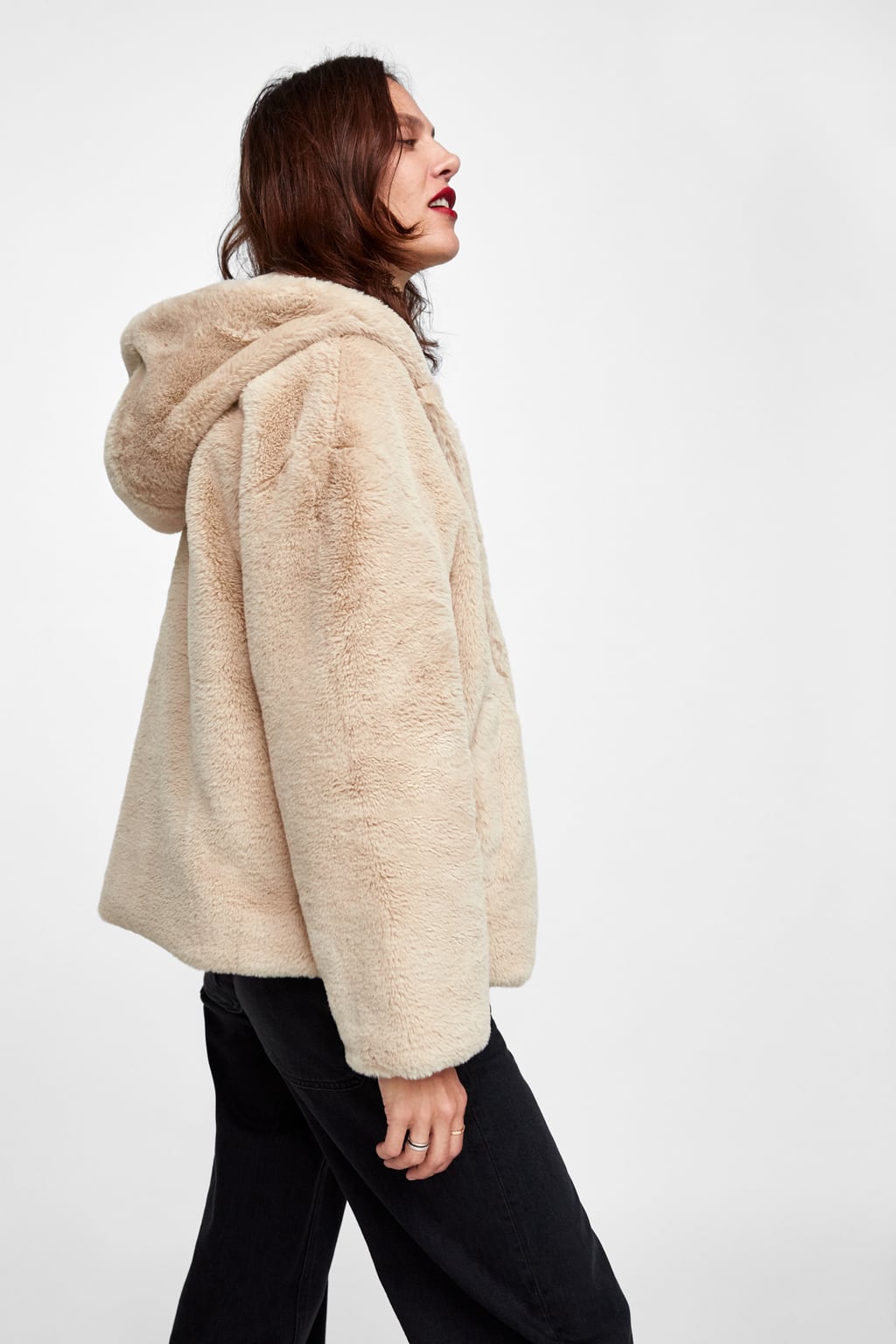 Cazadora efecto pelo con capucha de Zara: 39,95 euros.