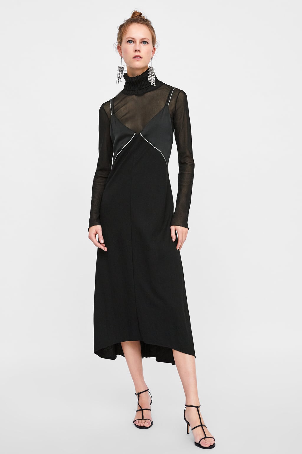 Vestido lencero negro de Zara: 25,95 euros.