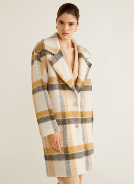 Abrigo de lana virgen con botones de Mango: 79,99 euros.