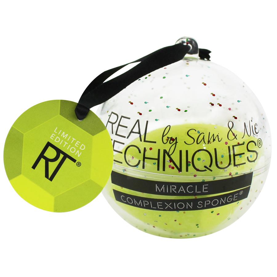 Esponja de maquillaje Miracle Complexion de Real Techniques. Su diseño es ver´atil y su tecnología con espuma es perfecta para mezclar y fundir uniformemente la base fluida. Además su 'packaging' en forma de bola de Navidad es el regalo perfecto para los amantes del maquillaje (7,99 euros).