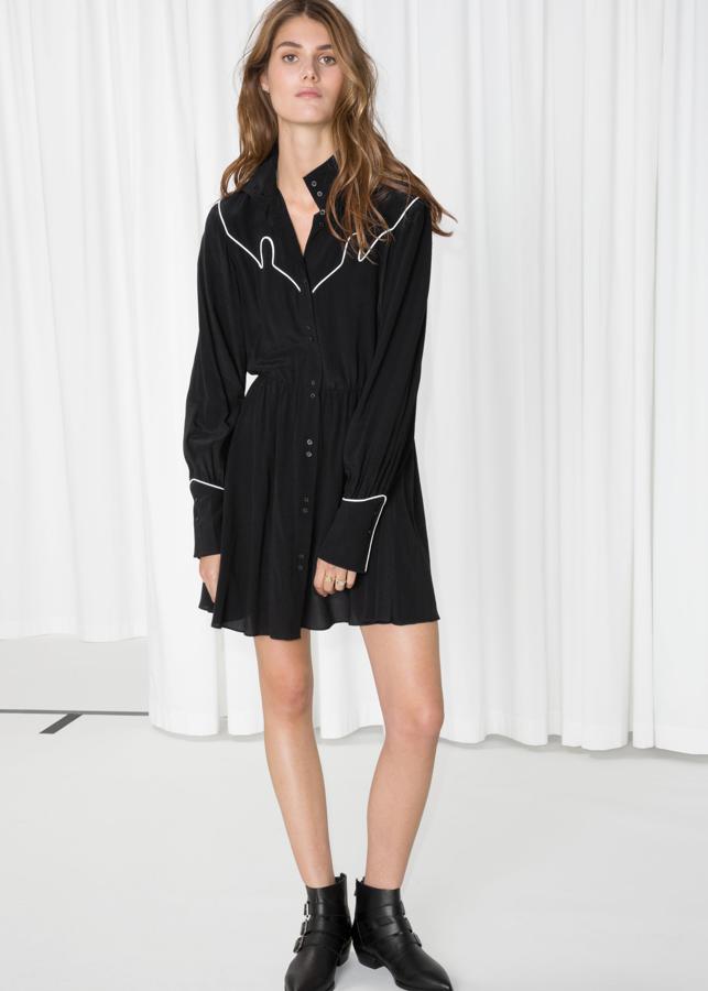 Minivestido con falda de vuelo y remates en blanco a imitación de las camisas de "cowboy" (47 euros).