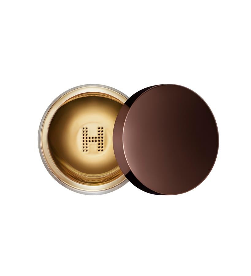 Ligeros y ultrafinos, están formulados con partículas que reflejan la luz con suavidad para difuminar de inmediato las imperfecciones, minimizar el aspecto de los poros, las líneas de expresión y las arrugas para que la piel luzca perfecta sin esfuerzo. (48 €).