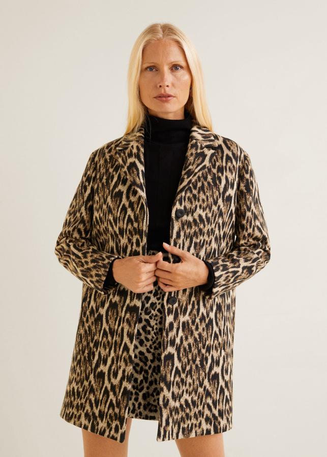 Este abrigo de leopardo, de plena tendencia, cuesta 79.99 euros, pero hay que descontarle el -30% de descuento de las rebajas de Mango.