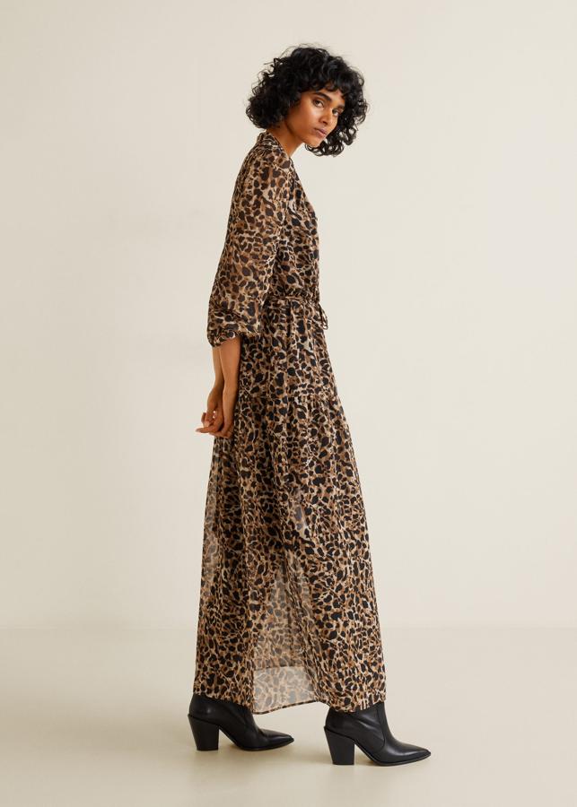 Súmate a la fiebre del leopardo con este maxi vestido de gasa que puedes encontrar con un -30% de descuento en las rebajas de Mango. Su precio original es de 69.99 euros.