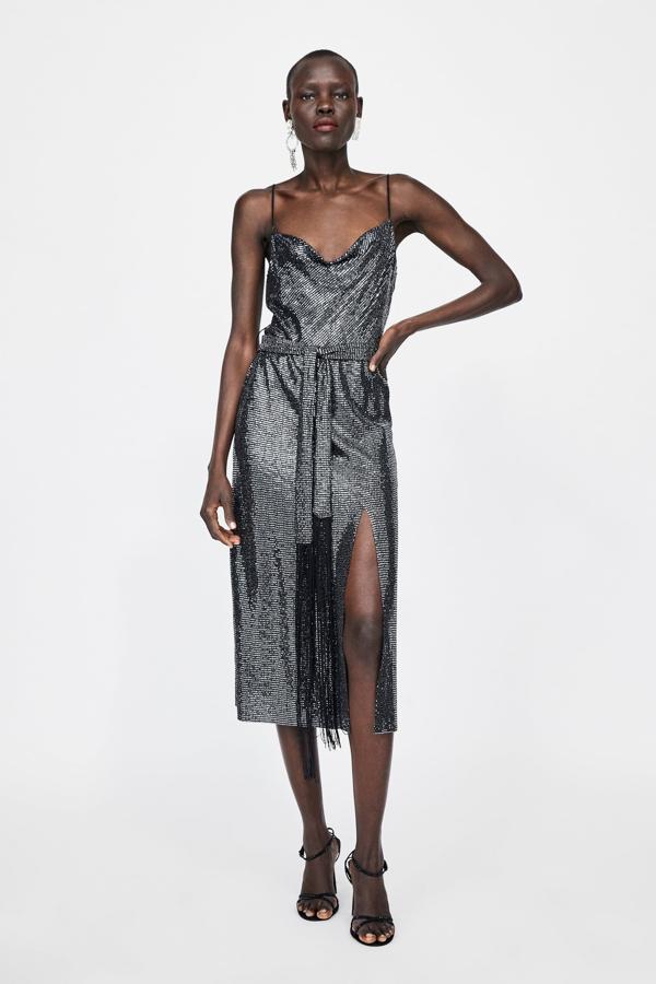 De aplicaciones plateadas, con abertura en la pierna y cinturón de flecos (39,95 euros).