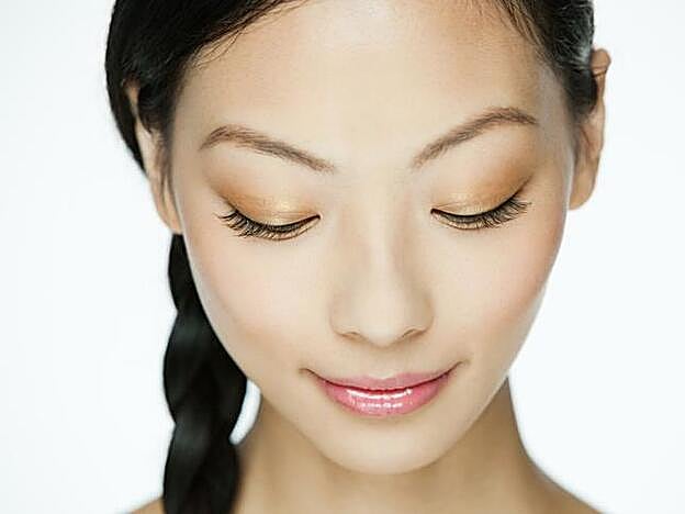 Decántate por sombras claras que vayan del tono melocotón al rosa.