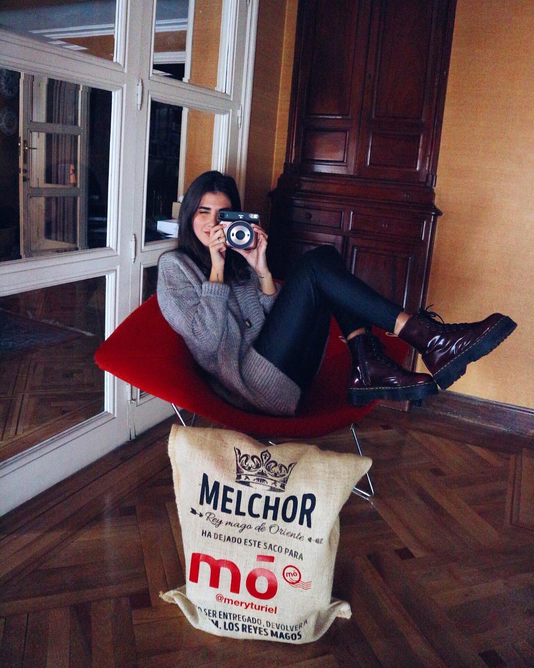 MeryTuriel con las botas del momento.