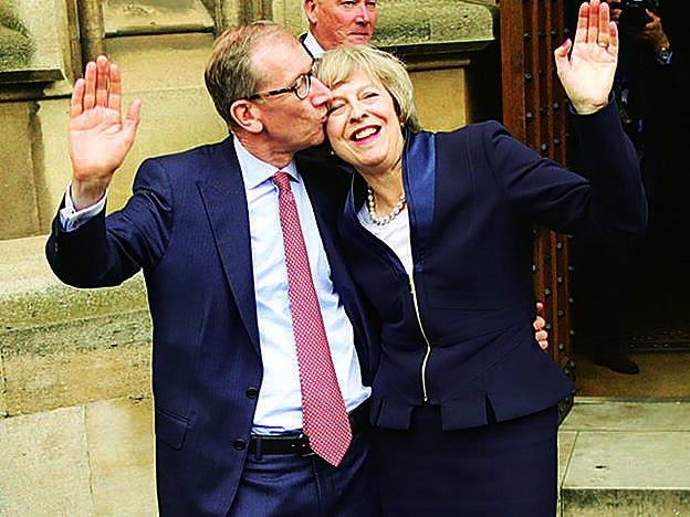 Saludando, junto a su marido Philip May, el día que fue elegida líder del partido Tory (2016).