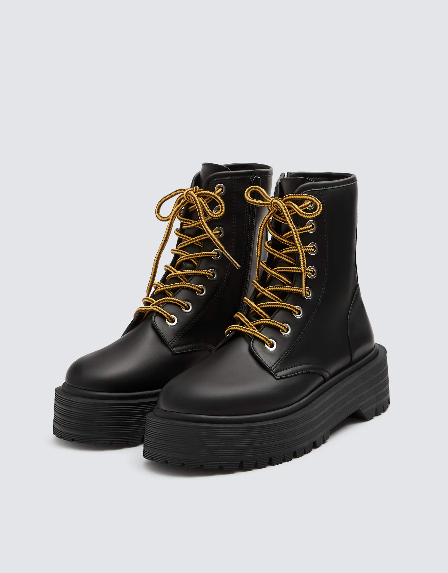 Bota con plataforma y cordones amarillos: 39,99 euros en Pull & Bear. Natalia, de OT, es una de las famosas que ya las tienen.