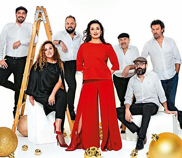 De izquierda a derecha, el pianista Josep Mª Baldomá, Baldo; la manager Clara Alcaraz; el guitarrista Borja Montenegro; Luz Casal; el bajo Pete Oteo; el guistarrista Jorge Ojea; y el batería Tino Di Geraldo.