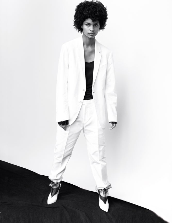 El traje de chaqueta es la edición limitada Michael Jackson de Boss. Top negro de Calzedonia, zapatos de Jimmy Chooy guantes de Thomasine.