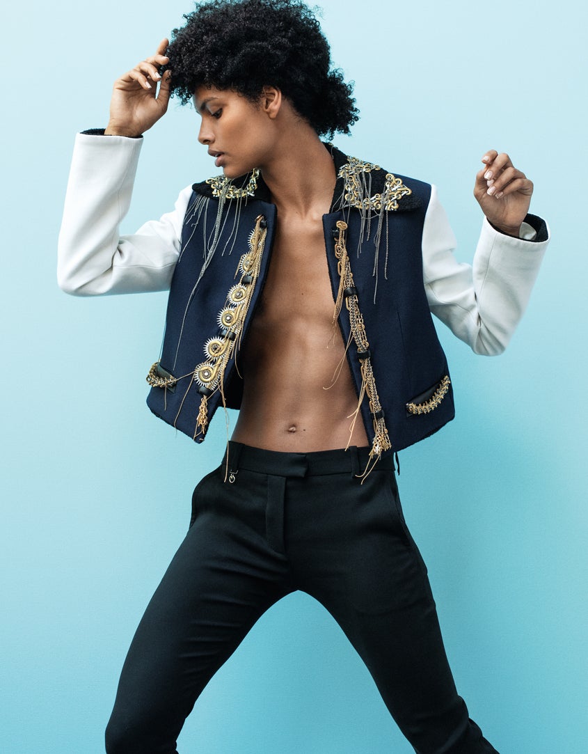 Chaqueta de inspiración militar y pantalones de Louis Vuitton.