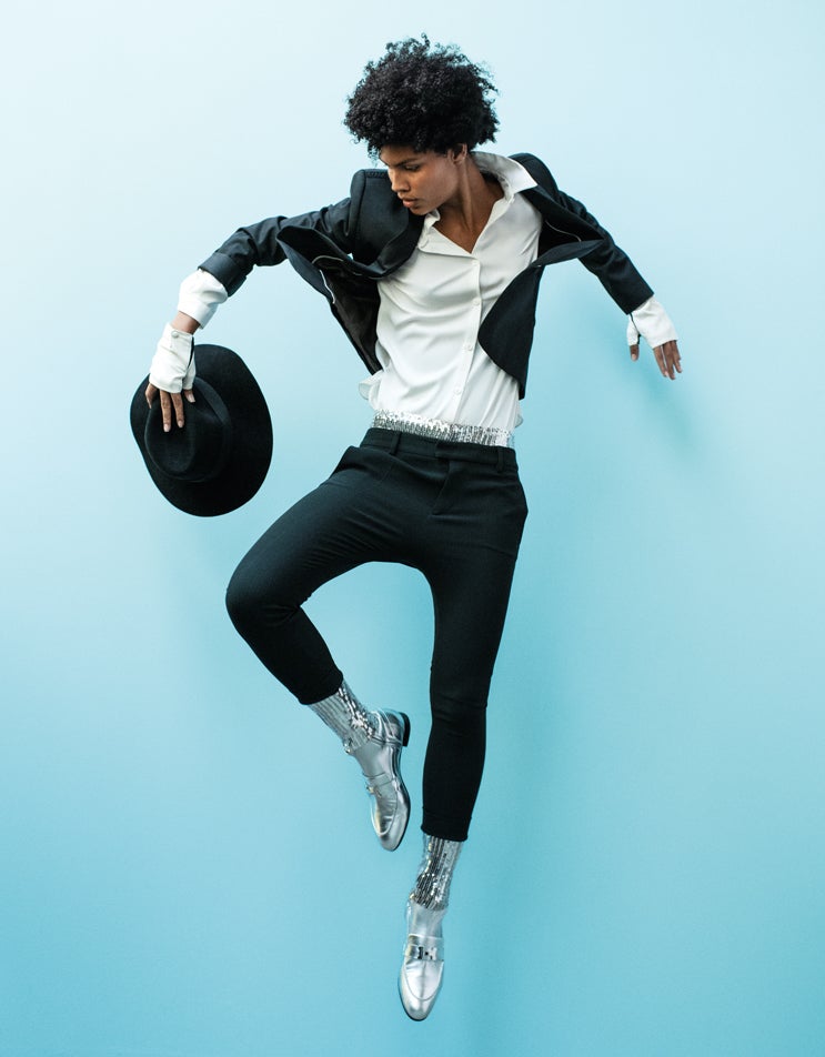 Chaqueta de lana fría de IKKS y camisa de Mirto. Leggings de lentejuelas y pantalón de Dsquared2.El sombrero es de Maison Michel; los mitones, de Thomasine; y los mocasines, de Hermès.