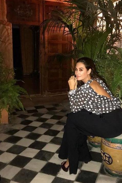 Con  un look de su propia firma , Victoria, Vicky Martín Berrocal demostraba que los lunares no solo son elegantes, también sexys. ¡Y tanto! Nos morimos por tener su blusa.