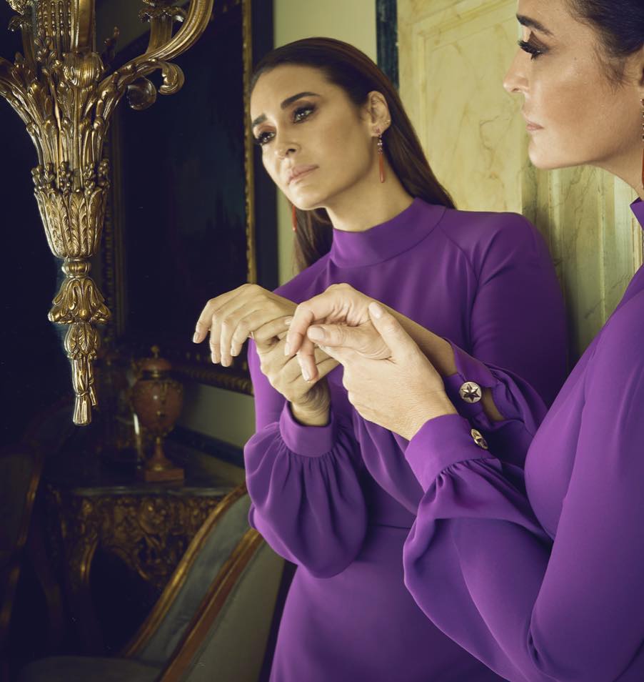 ¿Puede gustarnos más este color? Lo que hicimos al verla así de guapa fue ir a  copiarle el look . No encoentramos un vestido morado como el suyo, pero sí otras propuestas igual de bonitas.