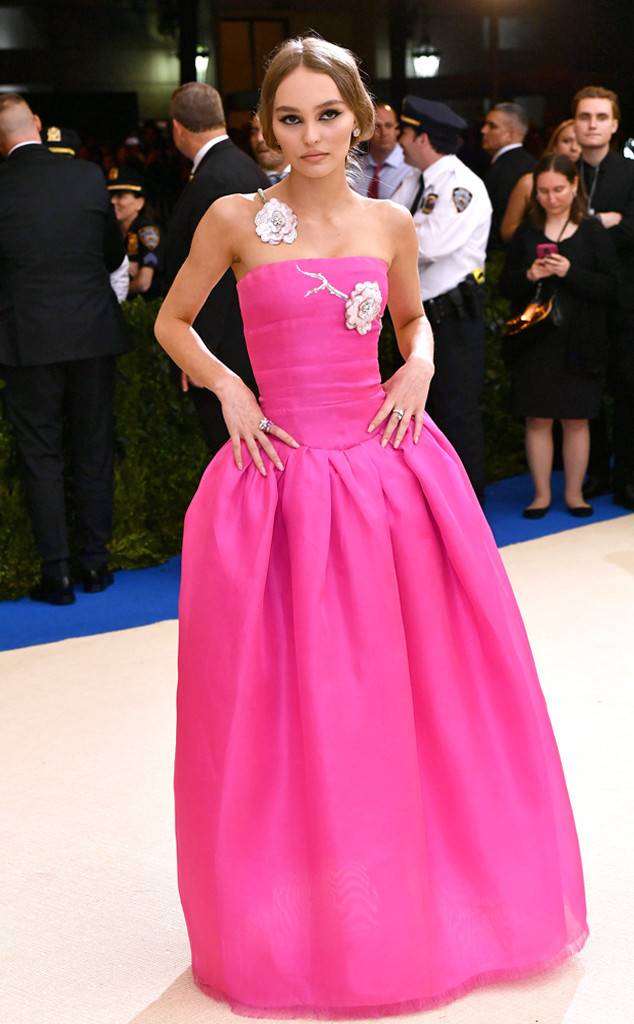 La hija de Johnny Depp es toda una estrella, a pesar de tener solo 19 años. Su apuesta por el rosa vino en la Gala MET de este año, cuando se decantó or este vistoso diseño de Chanel.