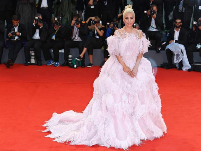 Con motivo de la presentación de su última película 'A Star is Born', Lady Gaga se ha paseado por las alfombras rojas de todo el mundo. En esta ocasión, la cantante se decantó por un impresionante vestido de plumas en color rosa empolvado de la firma Valentino.