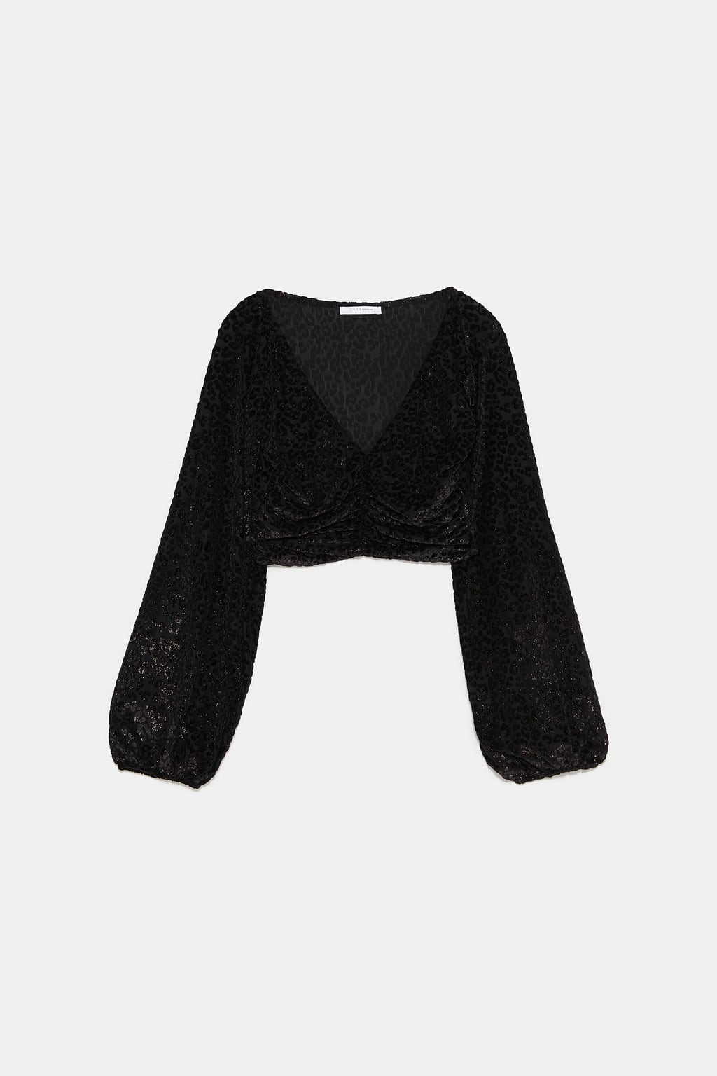 Top mini y mangas maxi con hilo metalizado y estampado animal print. (19,95 euros).