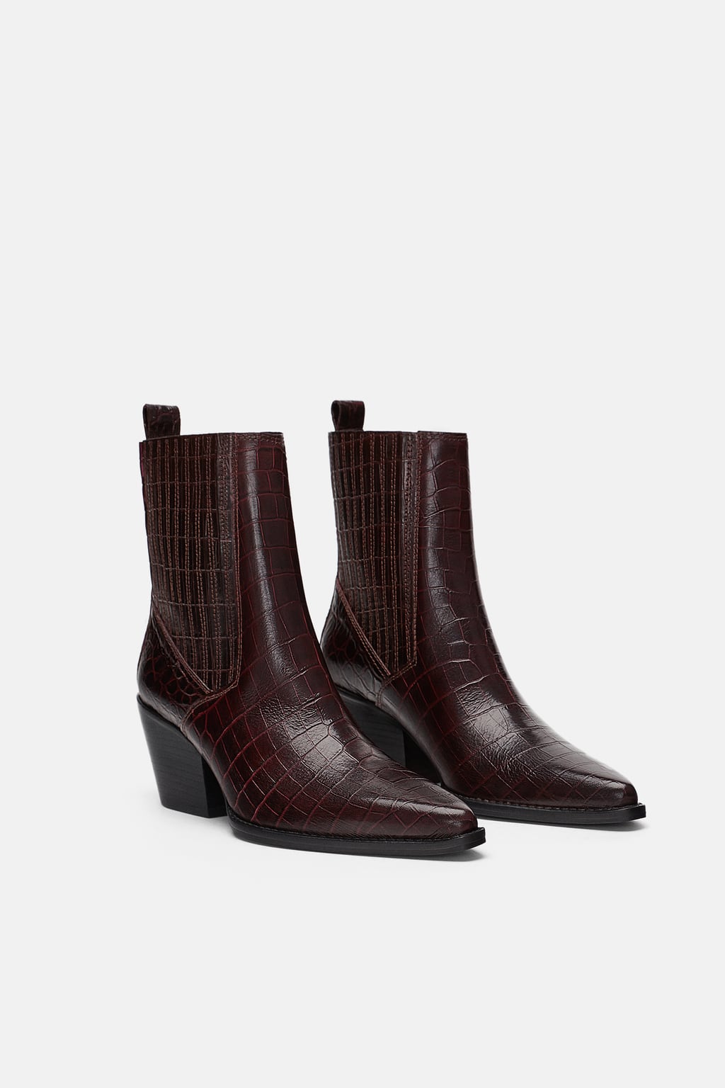 Botín de piel con estampado animal de Zara: 79,95 euros.