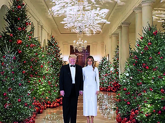 Melania y Donald Trump celebran la Navidad con esta estampa.
