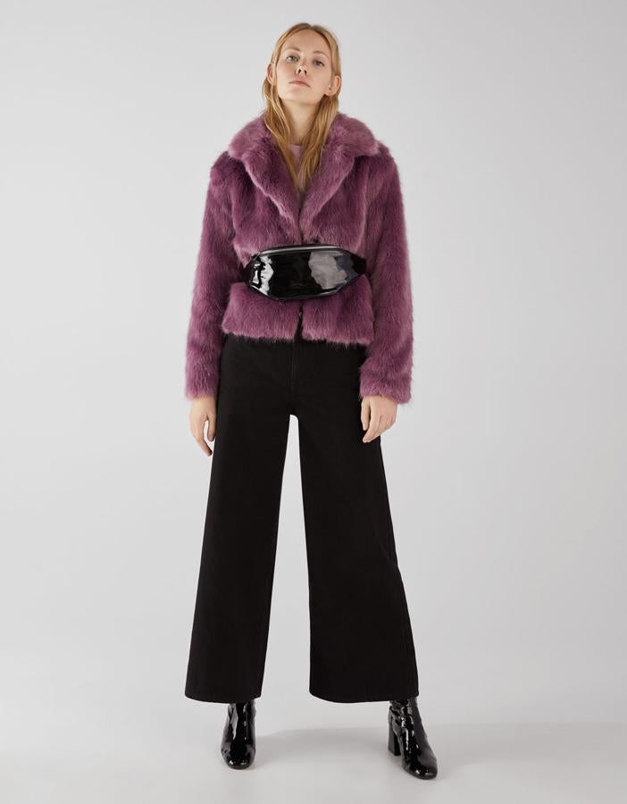 Abrigo corto efecto pelo con cuello solapa y cierre de corchetes, 32,19 euros.