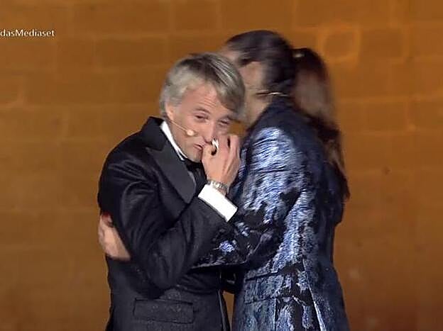 Lara Álvarez abraza a Jesús Calleja, roto en lágrimas ante los mensajes de su familia en las Campanadas.