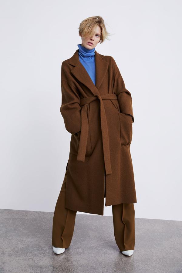 Querido Amancio, en las próximas rebajas de Zara nos encantaría encontrar con descuento este abrigo tipo batín que ahora cuesta 129 euros.