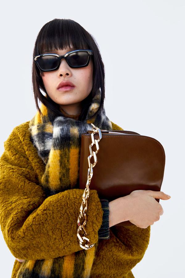 Este bolso bandolera de piel con cadena dorada cuesta 69.95 euros en Zara, así que unas buenas rebajas serían la excusa perfecta para que nos lo compráramos para subir con estilo la cuesta de enero.