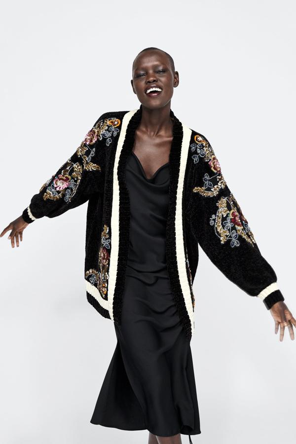 Esta chaqueta bordada es una auténtica maravilla, y su precio en Zara es de 69.95 euros. Así que nos encantaría que tuviera un buen descuento en las rebajas.