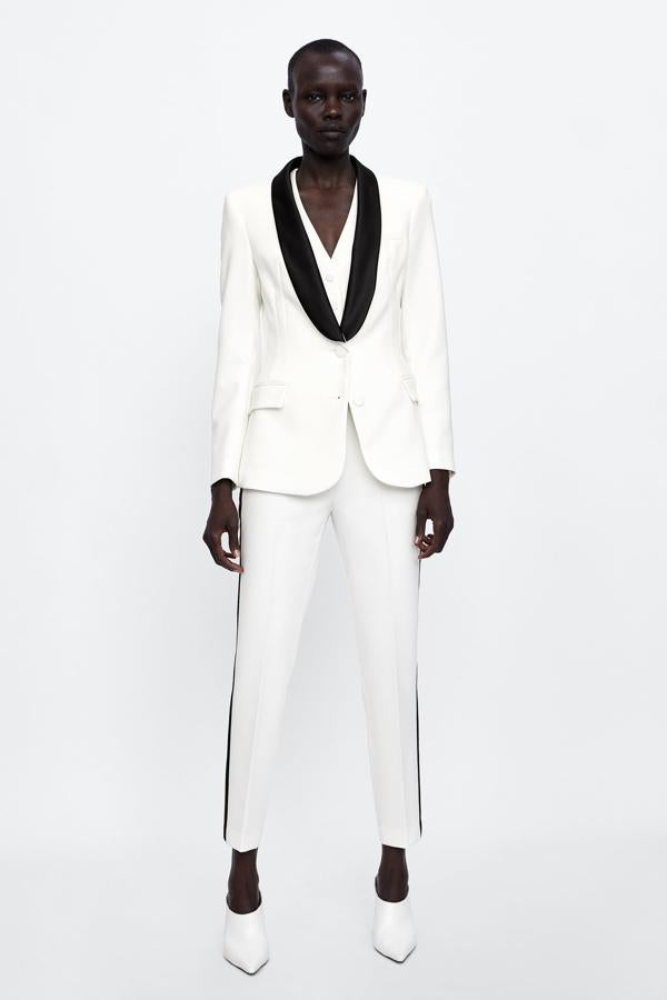 Siempre hemos soñado con tener un esmoquin blanco de Saint Laurent, pero mientras ahorramos, esperamos que este de Zara llegue con un buen descuento a las rebajas.