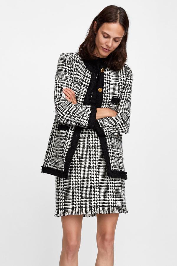 Este traje de tweed en blanco y negro es una inversión segura, pero si lo podemos encontrar con descuento en las rebajas de Zara, mejor que mejor...