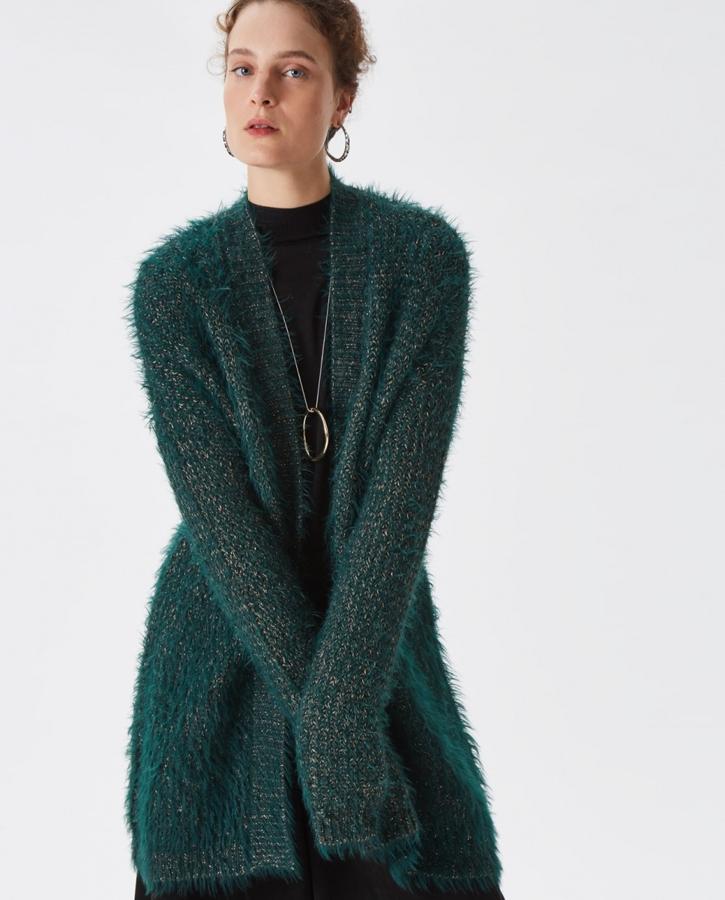 Un cárdigan calentito como este de Adolfo Domínguez siempre es un regalo con el que acertarás seguro. En las rebajas de El Corte Inglés su precio pasa de 60 a 51 euros.