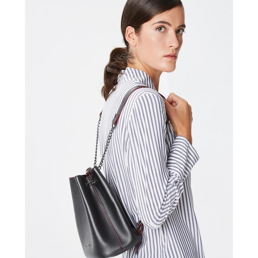 Esta mochila el regalo de Reyes que espera una mujer activa, todoterreno y que le gusta ir a la última. Es de Adolfo Domínguez, y en las rebajas de El Corte Inglés su precio pasa de 98 a 59 euros.