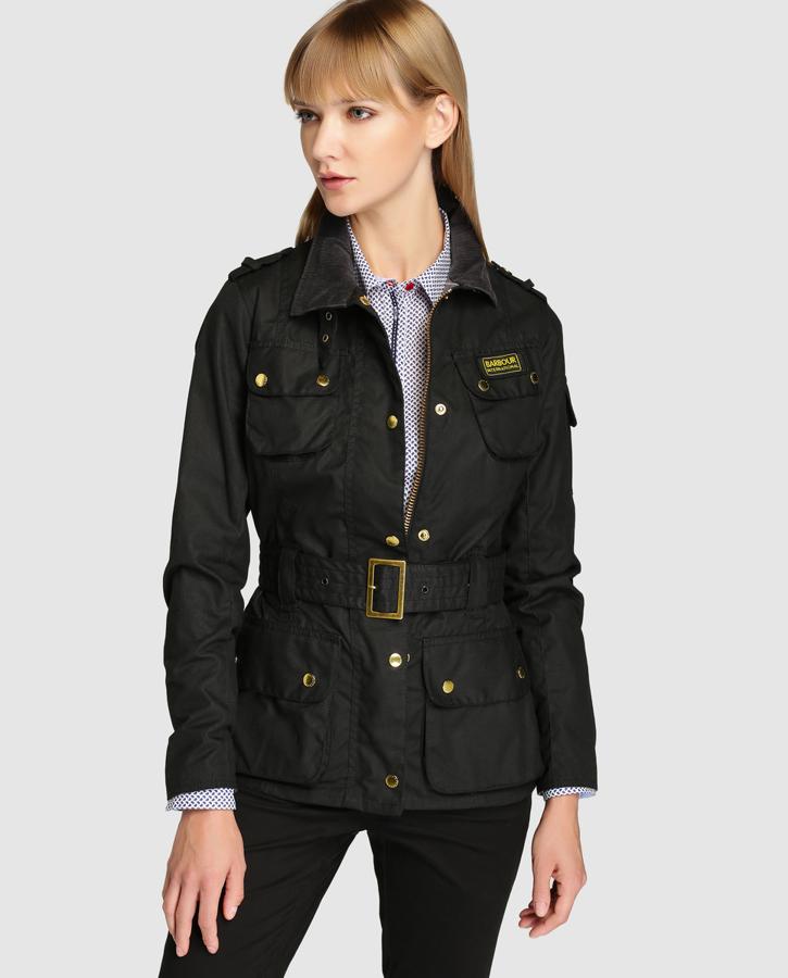 Esta cazadora de Barbour es un clásico que no pasa de moda y en el que merece la pena invertir. Y más si está en rebajas en El Corte Inglés y su precio pasa de 459 a 367 euros.