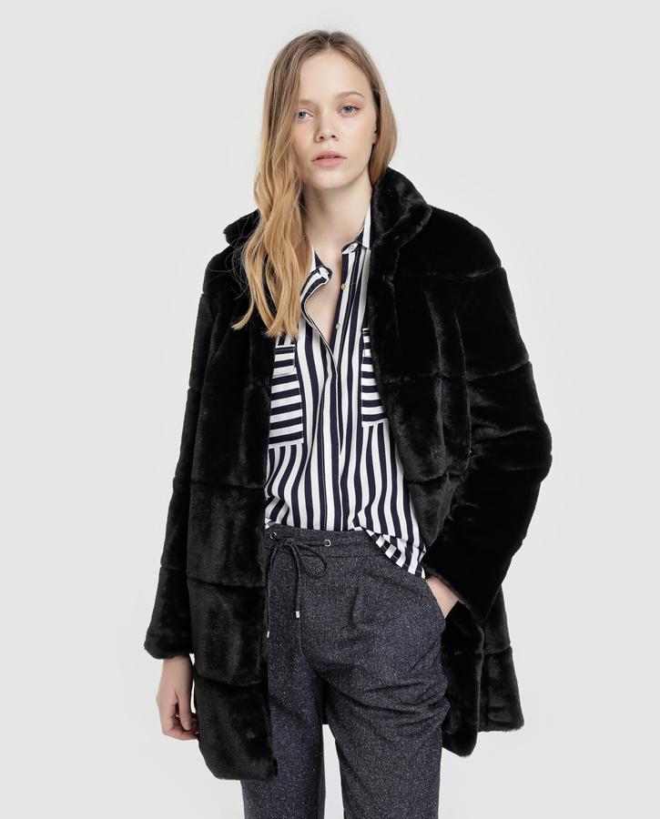 Y este abrigo de pelo, súper elegante, calentito y a la última, es un regalo de Reyes con el que vas a quedar... ¡como una reina! Porque está rebajado en El Corte Inglés y su precio pasa de 79.99 a 55.99 euros.