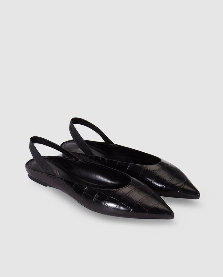 Tu hermana la 'working girl' quedará enamorada de su regalo de Reyes con estos zapatos planos destalonados de Michael Kors. En las rebajas de El Corte Inglés pasan de 135 a 67 euros.