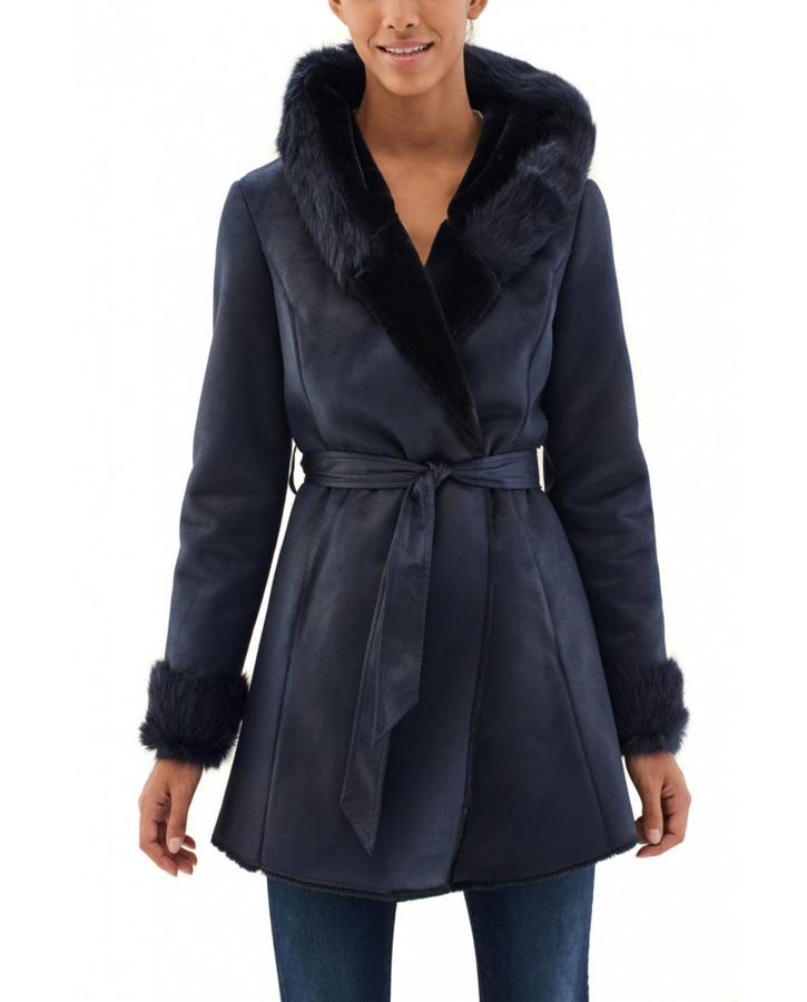 Y este abrigo de piel vuelta de Salsa, con detalle de pelo en puños y capucha, está rebajado de 169 a 135 euros.