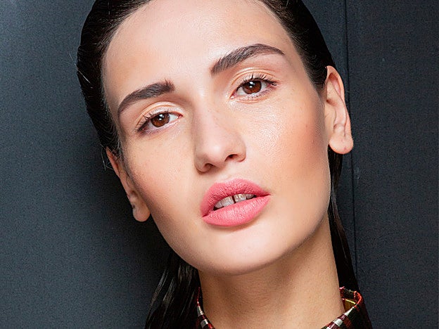 Las bocas mates contrastan con la ropa metalizada y brillante de Sally LaPointe.