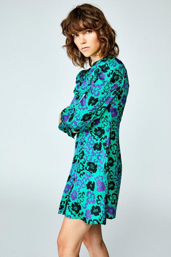 Vestido corto estampado de flores con manga abullonada, cuello caja y cierre trasero de cremallera (29,99 euros).
