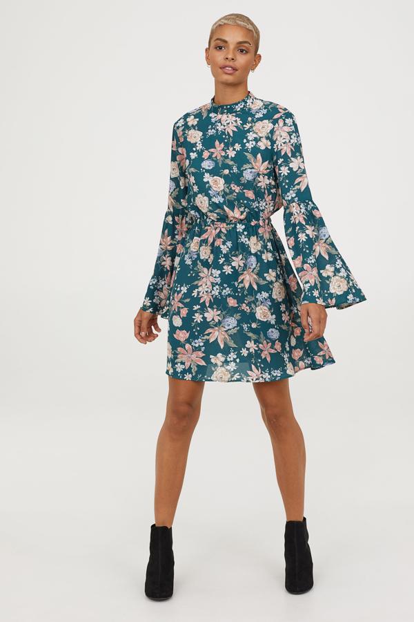 Manga acampanada y cuello mao, 20,99 euros.