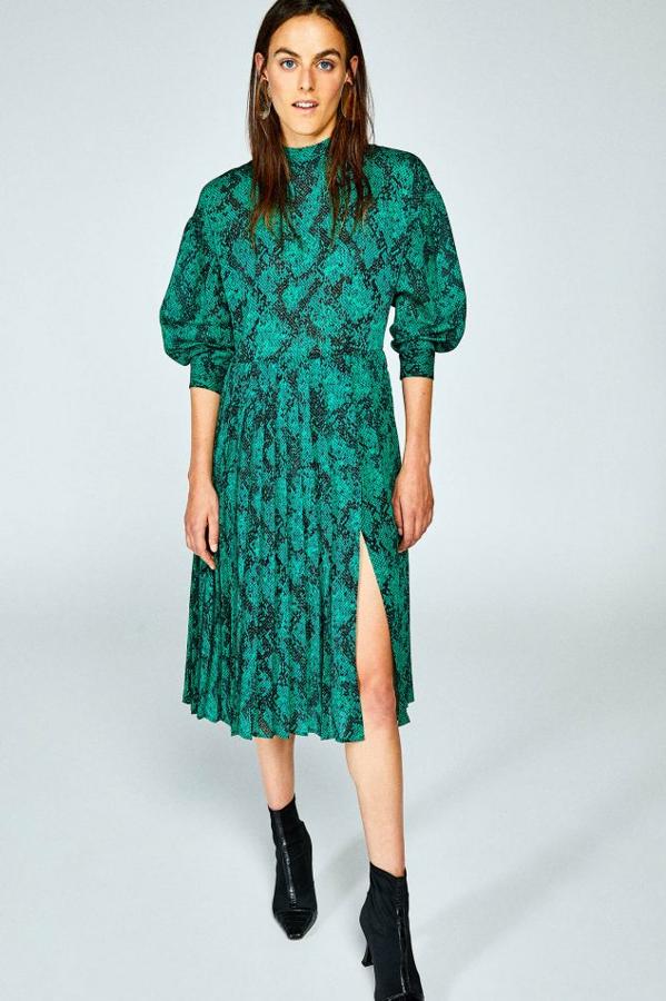 Vestido midi con un tejido de estampado de serpiente con cuello perkins y abertura delantera (39,99 euros).