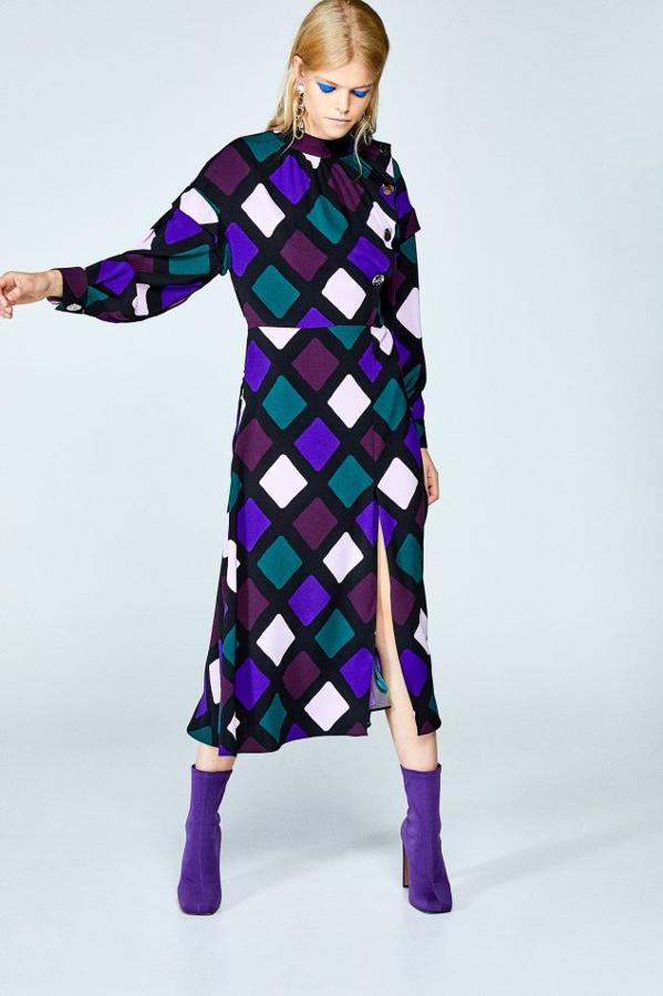 Vestido midi con estampado de rombos y cierre de botones en hombro (39,99 euros).