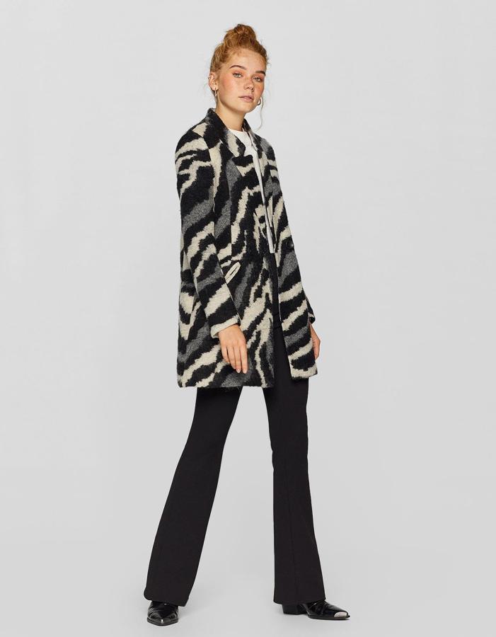 Con "animal print" de tigre en tonos grises y negros.