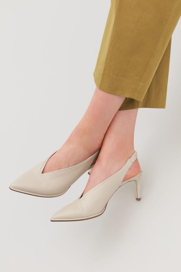 Estos salones destalonados en color blanco roto de Cos pasan en las rebajas de 135 a 68 euros.