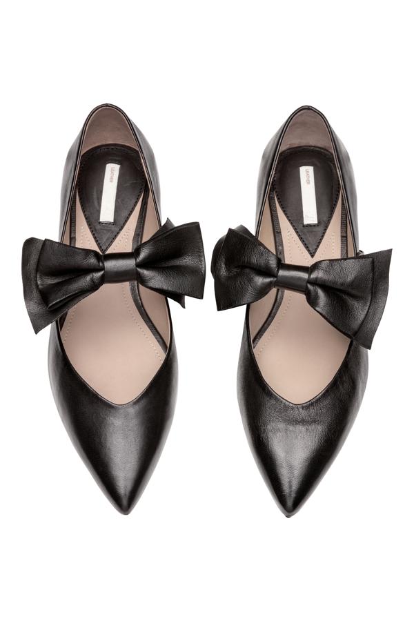 Y estas bailarinas de piel negra con detalle de lazo están a mitad de precio en las rebajas de H&M: pasan de 49.99 a 24.99 euros.