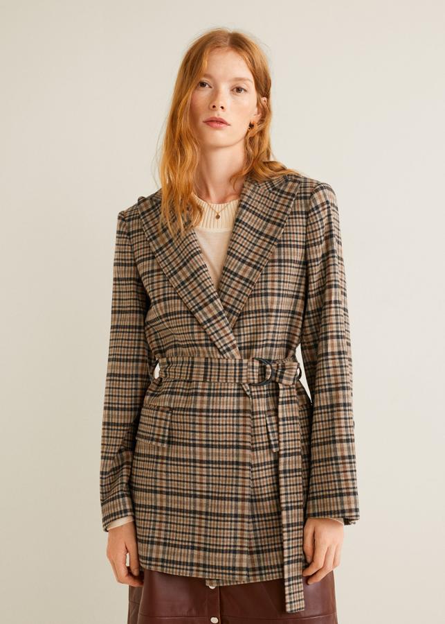 Una versión en tonos tierra con detalle de cinturón de la blazer de cuadros de Paula Echevarría que, además, está rebajada en Mango de 79.99 a 49.99 euros.