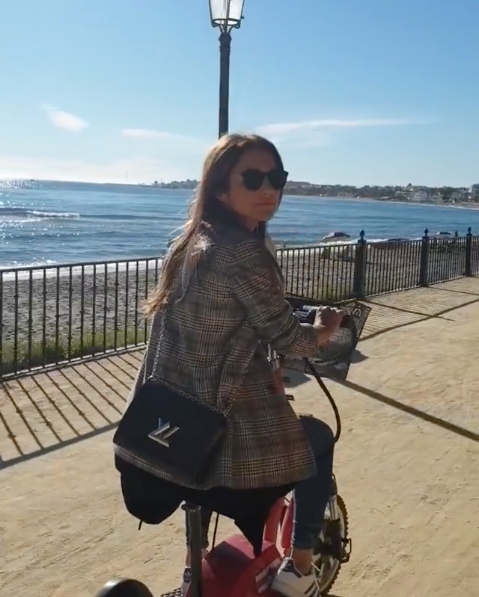 Paula Echevarría está pasando parte de sus vacaciones de Navidad en Marbella, y allí hemos podido verla a través de un vídeo que ha compartido en Instagram con un look súper sencillo, favorecedor y muy fácil de copiar en el que la blazer de cuadros (una de las prendas tendencia de la temporada) es la absoluta protagonista. Y claro, hemos tenido que buscar una parecida en las rebajas...