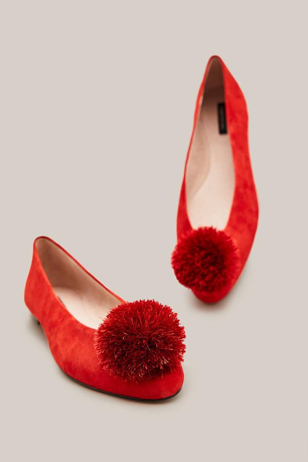 Estas bailarinas con pompón de las rebajas de Cortefiel nos parecen maravillosas: su precio pasa de 69.99 a 29.99 euros.