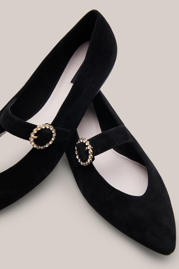 Los 'mary jane' negros con broche joya de Cortefiel pasan en las rebajas de 79.99 a 29.99 euros.