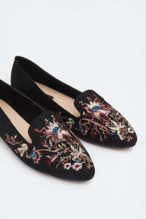 Estos 'loafers' bordados de Sfera son un regalo en las rebajas: 15.99 euros.